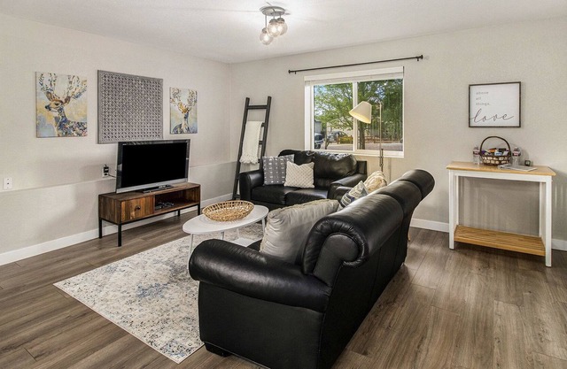 Just Steps to the Rock Hike! Bright Modern Suite