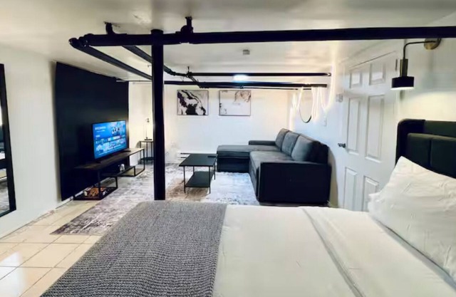 JXN BnB: Cozy Master Suite Oasis - Mins away from Boston