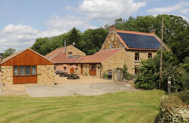 KITCHEN COTTAGE, romantic, with a garden in Thirsk