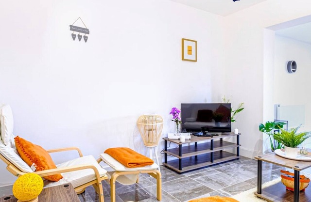 K Suites- Stunning 4 bed House w/free parking
