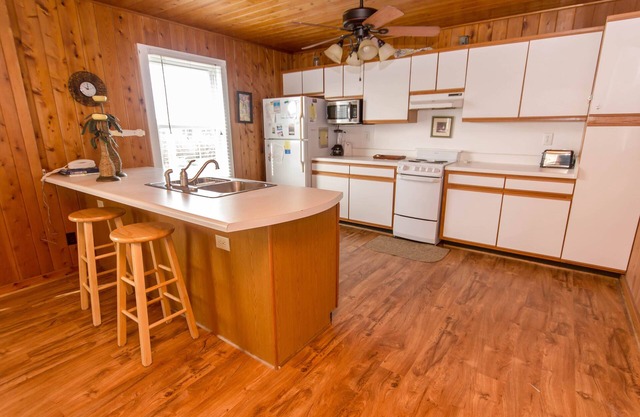 K1700 Atlantic Vu. Community Pool, Ocean View, Pets Ok, WiFi, Close to Beach!