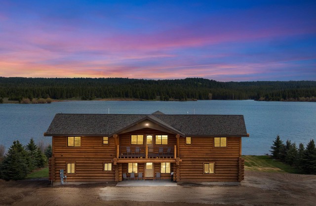 KABINO: Waterfront Hot Tub Private Bath In Every Bedroom Trailer Parking