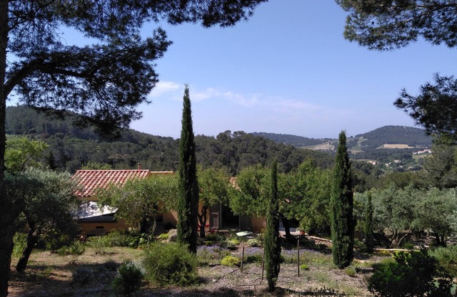 kaï-nou in the heart of a pine forest sleeps 4. 2 shower rooms. 2 WCs.