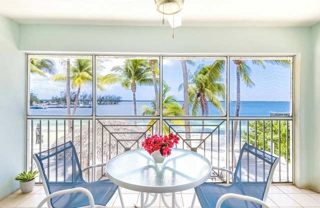 "Kaibo Star" for 2 : Cozy 1-BR beachfront condo with Pool in Kaibo/Rum Point !
