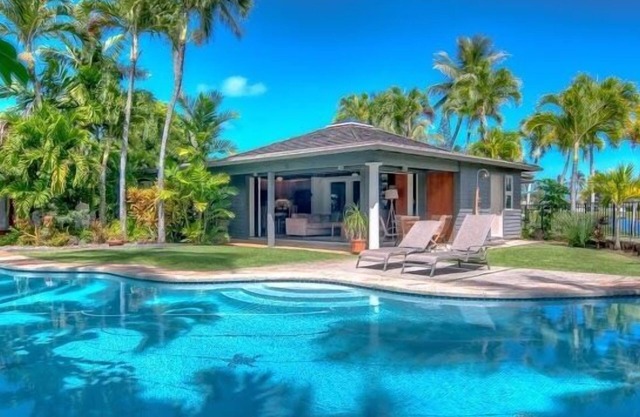 Kailua Palms Guest House with Pool and Views! Parking and wi-fi included