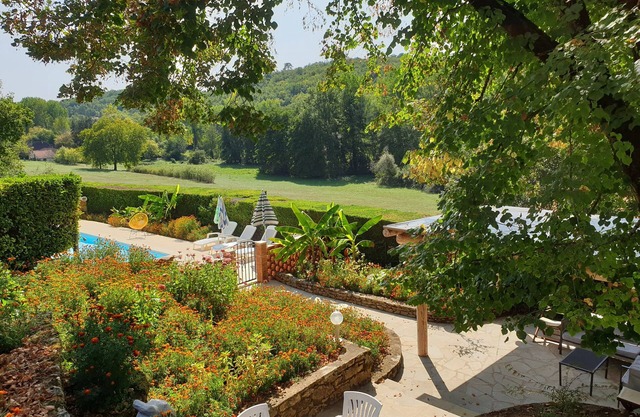 Karakteristiek huis met zwembad en privétuin in een groene omgeving.