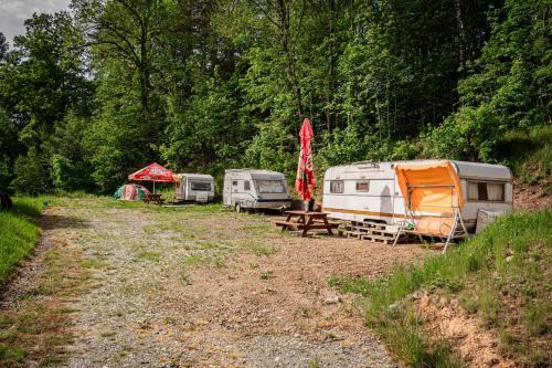 Karavan 3 v areálu Koupaliště Bystré v Orlických horách
