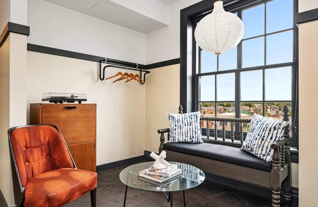 Kasa | Accessible Studio Near Bakery Square | The Maverick