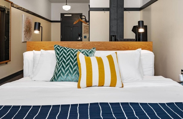 Kasa | Classic Studio, Quick Drive to Carnegie Mellon | The Maverick