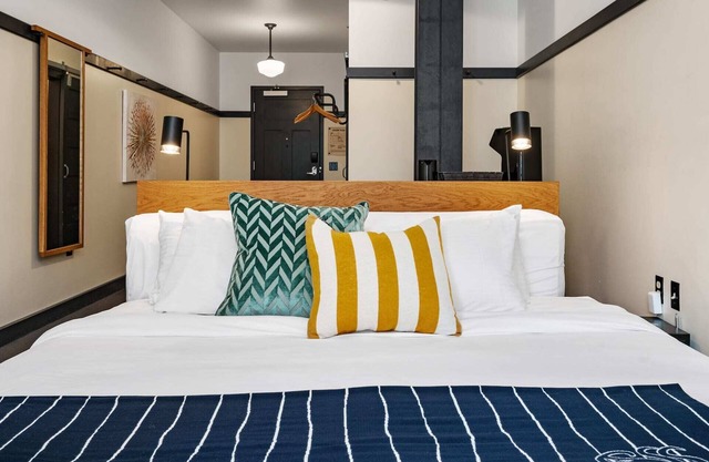 Kasa | Close to Carnegie Mellon, Comfy Studio | The Maverick