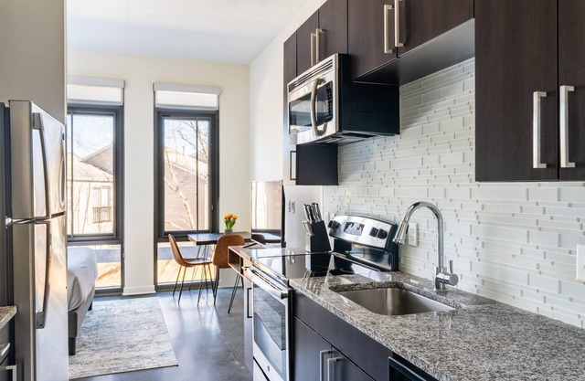 Kasa | Cozy Studio + Amenity Access | Alexandria