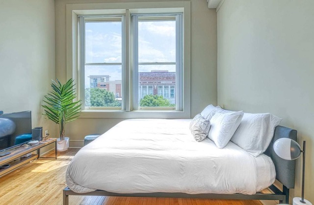 Kasa | King-Bed Studio in Historic Downtown | Columbia
