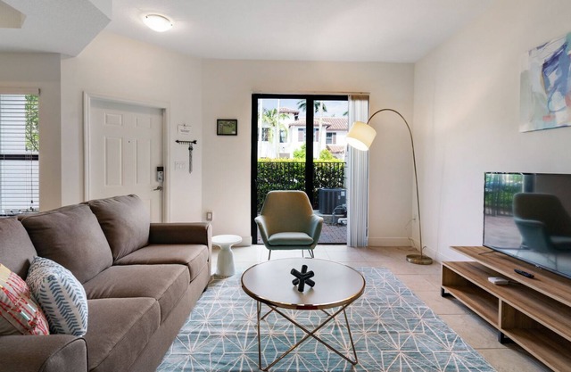 Kasa | Sunny Space Close to Shopping | Fort Lauderdale