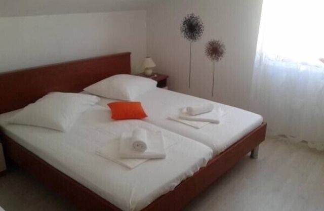 Katarina - Traditional Two Bedroom Apartment with Sea View