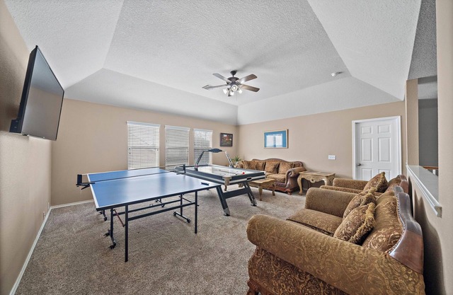 Katy Getaway | Game Room | BBQ | Yard | Sleeps 16