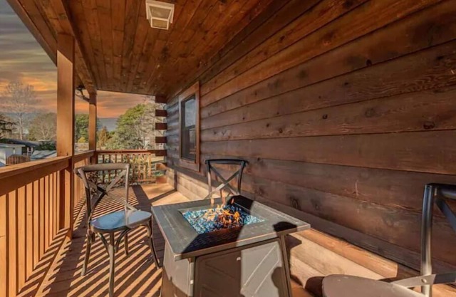 Kayak~Paddleboard~Dock~Mini Golf~Hot Tub~Games