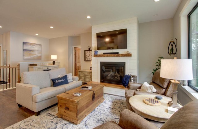 Kayaks and Dock Lakefront Retreat in Alexandria