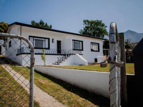 Kaylie's Place, Elegant Holiday Home with Garden