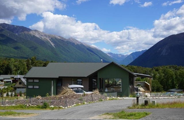 Kea Castle, Stunning mountain views.