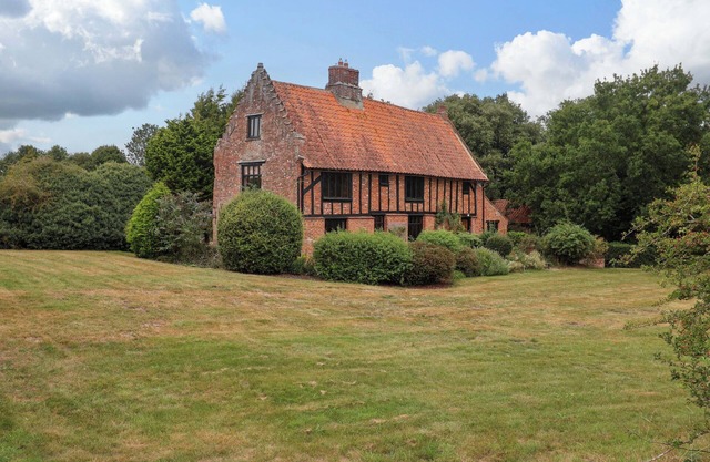 KEIRS COTTAGE, pet friendly, with open fire in Beccles