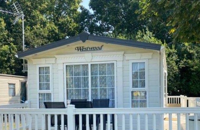 Kellysholidayhomes, Spacious 2 bedroom Caravan, surrounded by nature