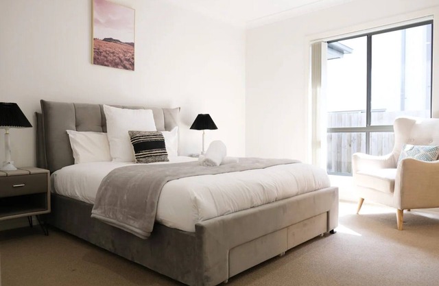 Kellyville Modern & Stylish House for family &work