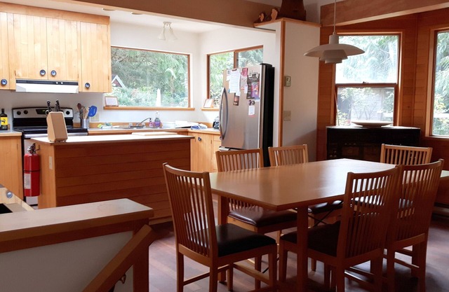 KEMA Hornby Island - House - Waterfront with Views - Beach access under repair
