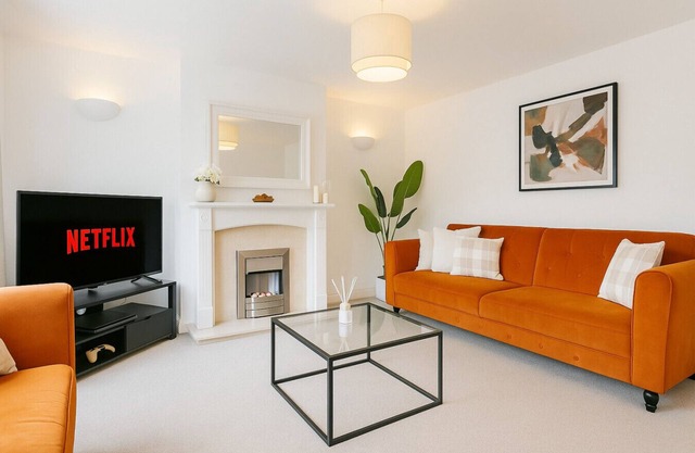 Kempston Home| Sleeps 7-9 | Long Stays | Parking