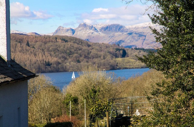 KEMPTON, pet friendly, with a garden in Bowness-On-Windermere