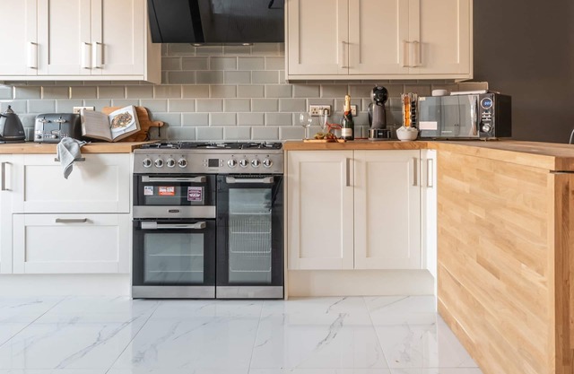 Kensington Place - 4 Bedroom Home w Free Parking