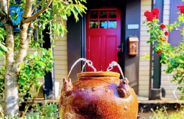 Kenton Garden Home: 2 minutes to shops, food & transit