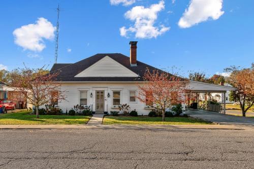Kentucky Vacation Home with Yard, Hot Tub & Games