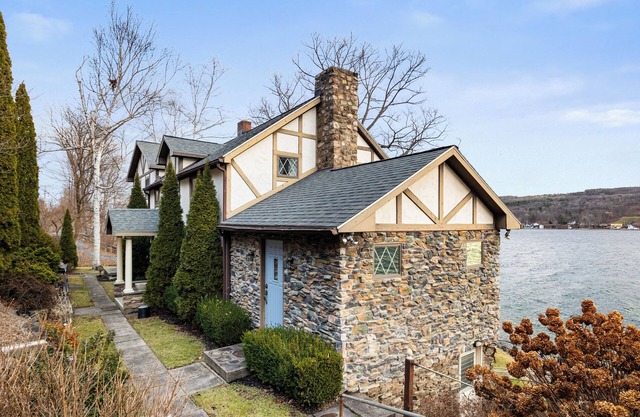 Keuka Tudor: English manor home on Keuka Lake, private lakefront
