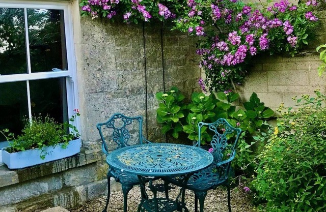 Key Cottage sleeps 6/8- Cotswold stone, gardens, pub walks- relax!