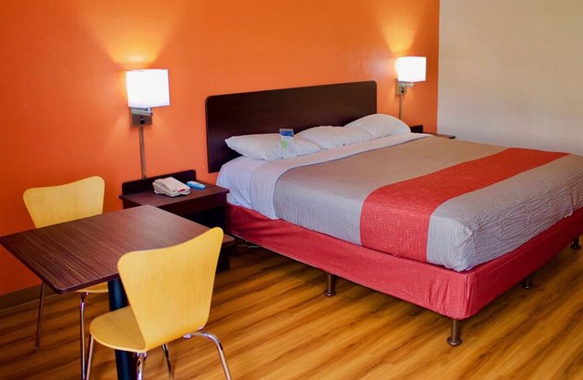 Key Inn Macedonia - 1 King Bed Non-Smoking