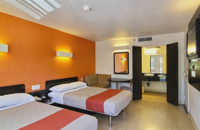 Key Inn Macedonia - 2 Double Bed Non-Smoking