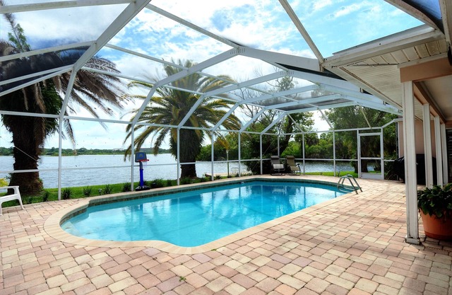 Key West Style Waterfront, Private Pool, WiFi, Close to Village & Beaches Pet OK