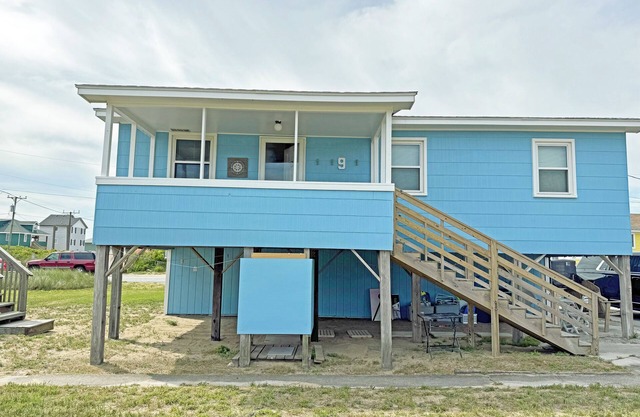 KH4300- Just 50 Feet to The Beach! 3 Bedrooms and Community Pool.