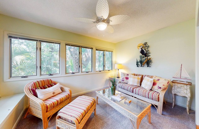 Kiawah Resort snowbird hideaway with AC, steps to beach, near golf & tennis