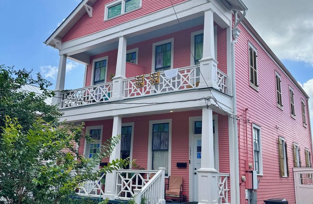 Kick back and relax in this calm, clean, stylish, well equipped space.