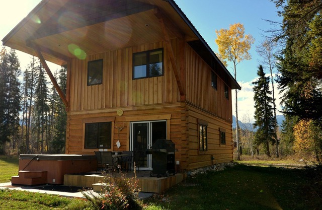Kicking Horse Kabins - LUXURY LOGHOME WITH HOT TUB