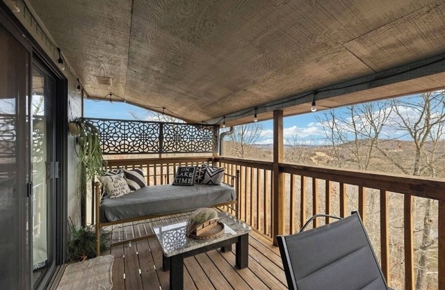 Kid-Friendly Porches Perfect 2-bedroom condo with AC in Branson West