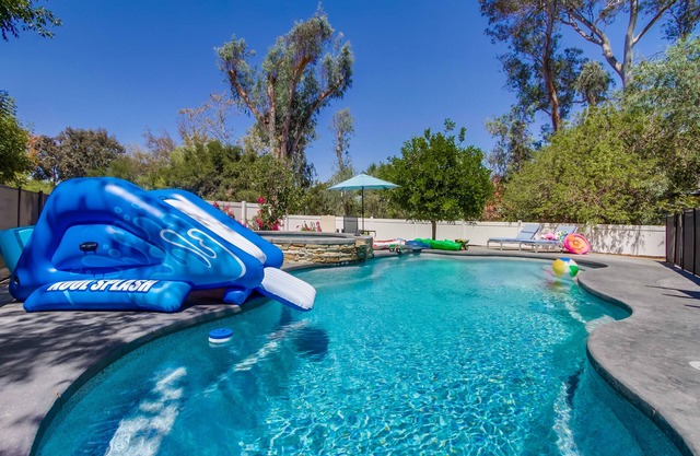 Kids Paradise Cribs/POOL/SPA/PLAYSET/TOYS/BBQ