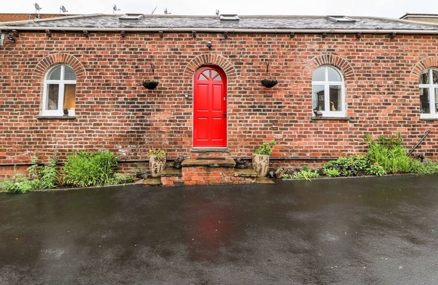 KILBY COACH HOUSE, romantic, character holiday cottage in Wakefield
