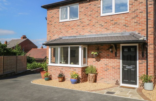 KILBY LODGE, family friendly, with a garden in Wakefield