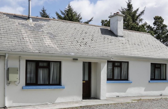 KILLARY BAY VIEW HOUSE, family friendly in Tully, County Galway