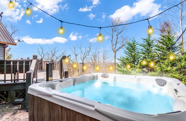 Killer Views of Lake + Pickleball + Hot Tub + Private