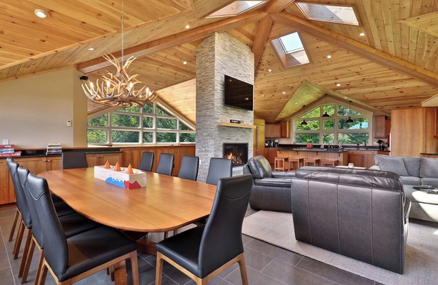 Killington Vistas 92: 4-Bedroom Luxury Ski On Ski Off Home w/Hot Tub, Mountain Views.