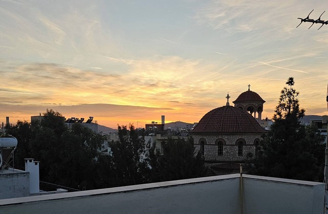 Kind Chloé - Deluxe Studionwith view of Athens from the 5th floor