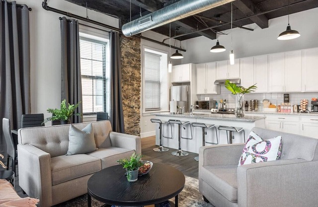 King 1BR Near Temple and La Salle with Free Parking for Extended Stays
